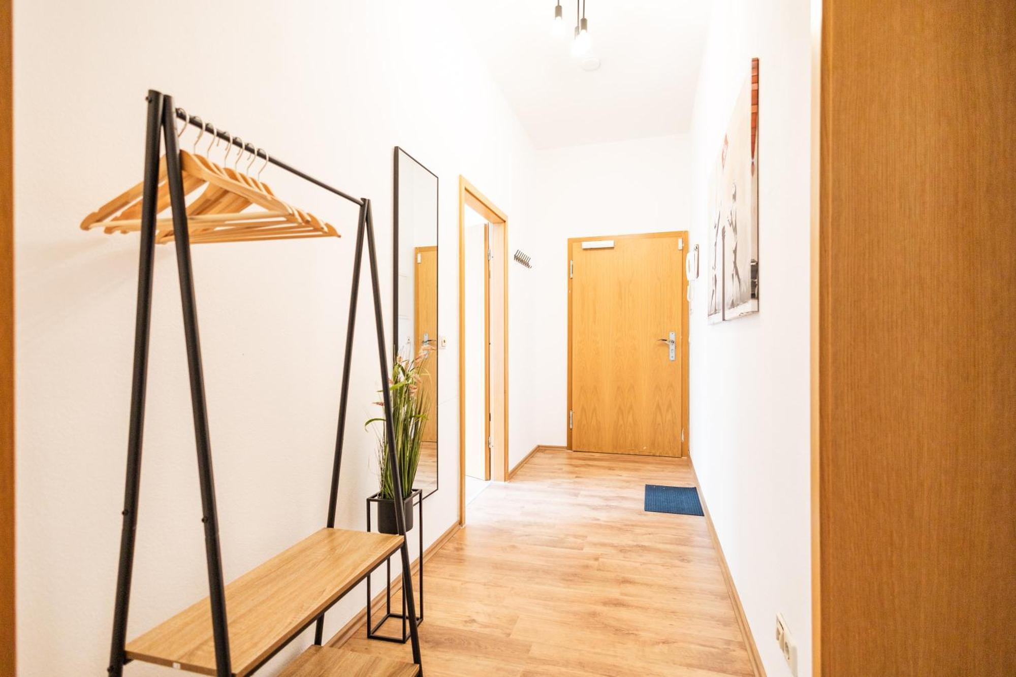 Ko-Living Space An Der Oper - Street Art Design Apartments Хале Екстериор снимка
